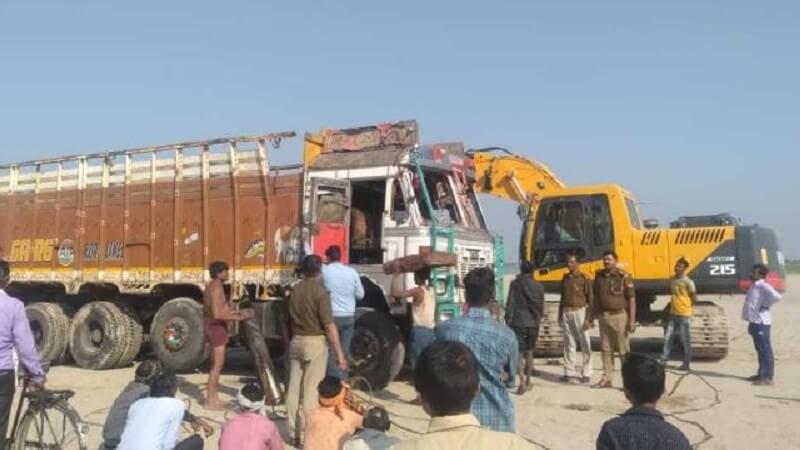 Truck could be pulled out of Yamuna after 4 days in Banda, two died so far