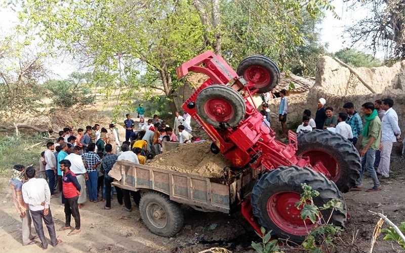 Tragic accident in Banda, one died due to overturning of tractor, uproar among family members