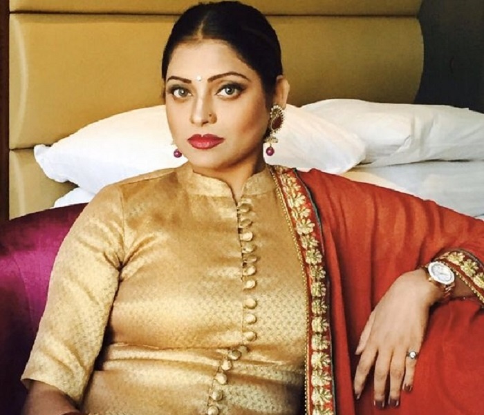 Actress Roopa Dutta was caught stealing, many purses and cash found from bag