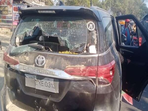 Swami Prasad Maurya's convoy attacked in Kushinagar, BJP-SP workers walked with bricks and stones, about 20 people injured, many vehicles damaged