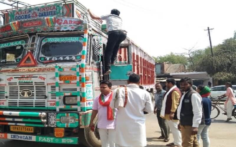 In Banda, there was fierce fight between SP-officers, hundreds of SP workers stood at counting site