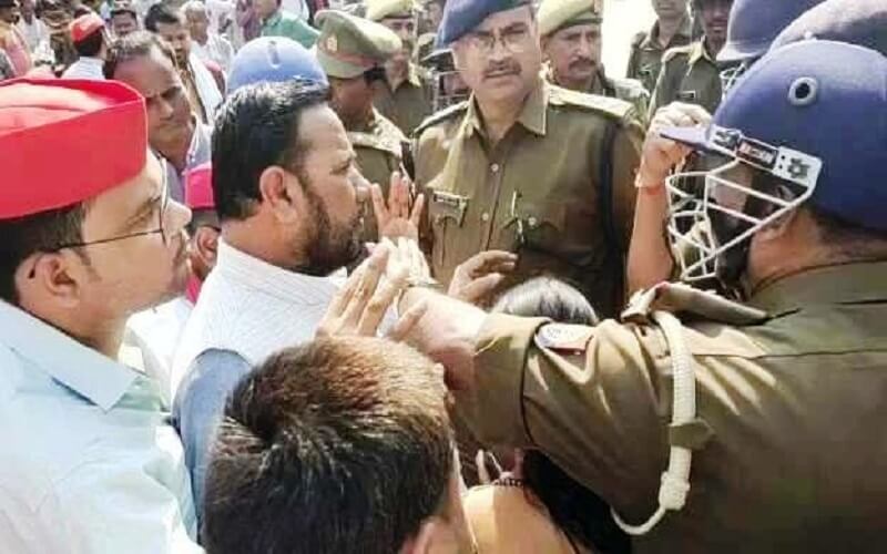 In Banda, there was fierce fight between SP-officers, hundreds of SP workers stood at counting site