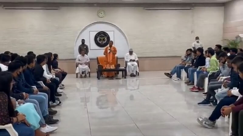 UP CM Yogi met students who returned from Ukraine, said - patience is necessary in crisis