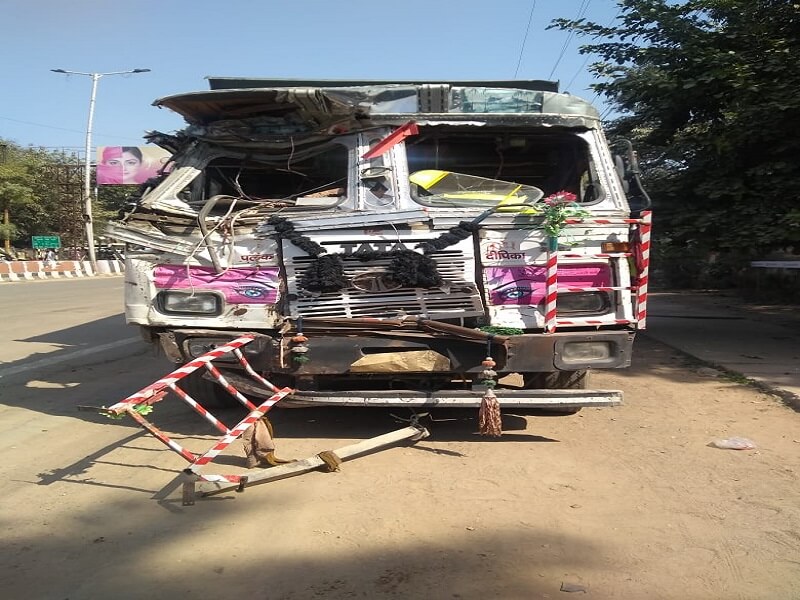 Maharana Pratap intersection collapsed in Banda, accident due to truck collision