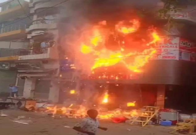 Loss of lakhs due to massive fire in electricity shop in Bijnor