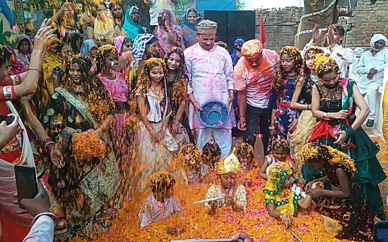 Flowers Holi in Banda, from children to elders had fun