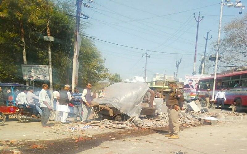 Maharana Pratap intersection collapsed in Banda, accident due to truck collision
