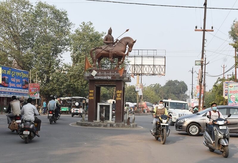 Maharana Pratap intersection collapsed in Banda, accident due to truck collision