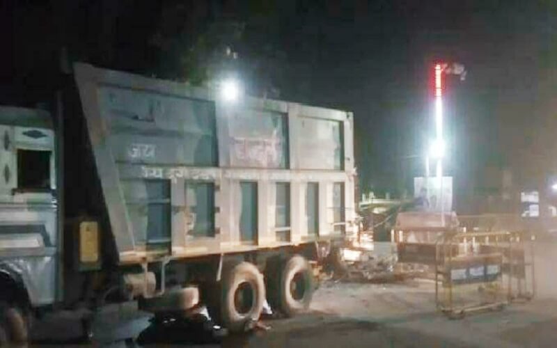 Maharana Pratap intersection collapsed in Banda, accident due to truck collision