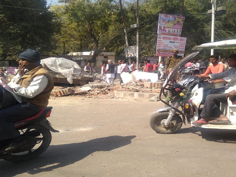 Maharana Pratap intersection collapsed in Banda, accident due to truck collision