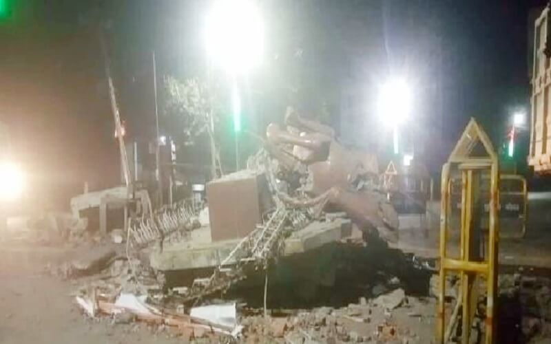Maharana Pratap intersection collapsed in Banda, accident due to truck collisionMaharana Pratap intersection collapsed in Banda, accident due to truck collision