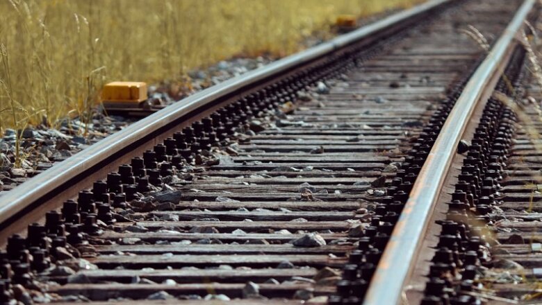 Banda News : घर से निकले युवक का रेलवे ट्रैक पर शव मिलने से सनसनी