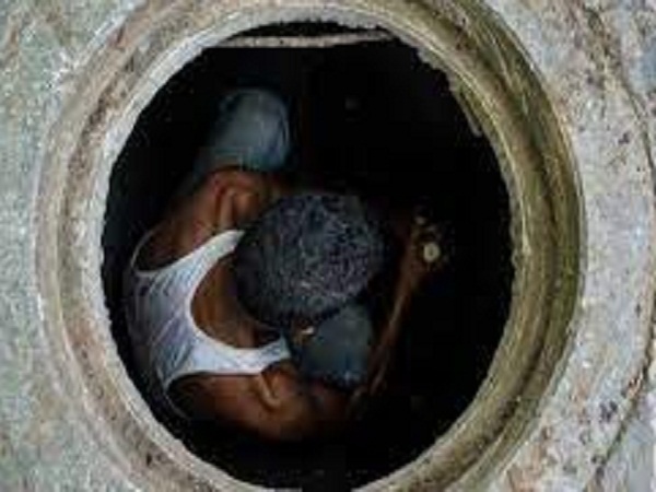 Lucknow : Employees trapped in sewer for 3 hours, two died-two are in critical condition