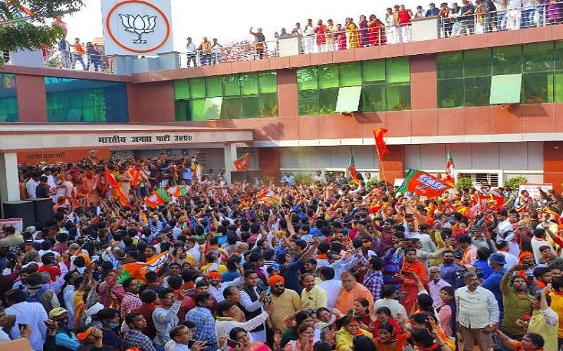 Saffron gulal in UP, BJP close to thumping majority, SP with lead at 128