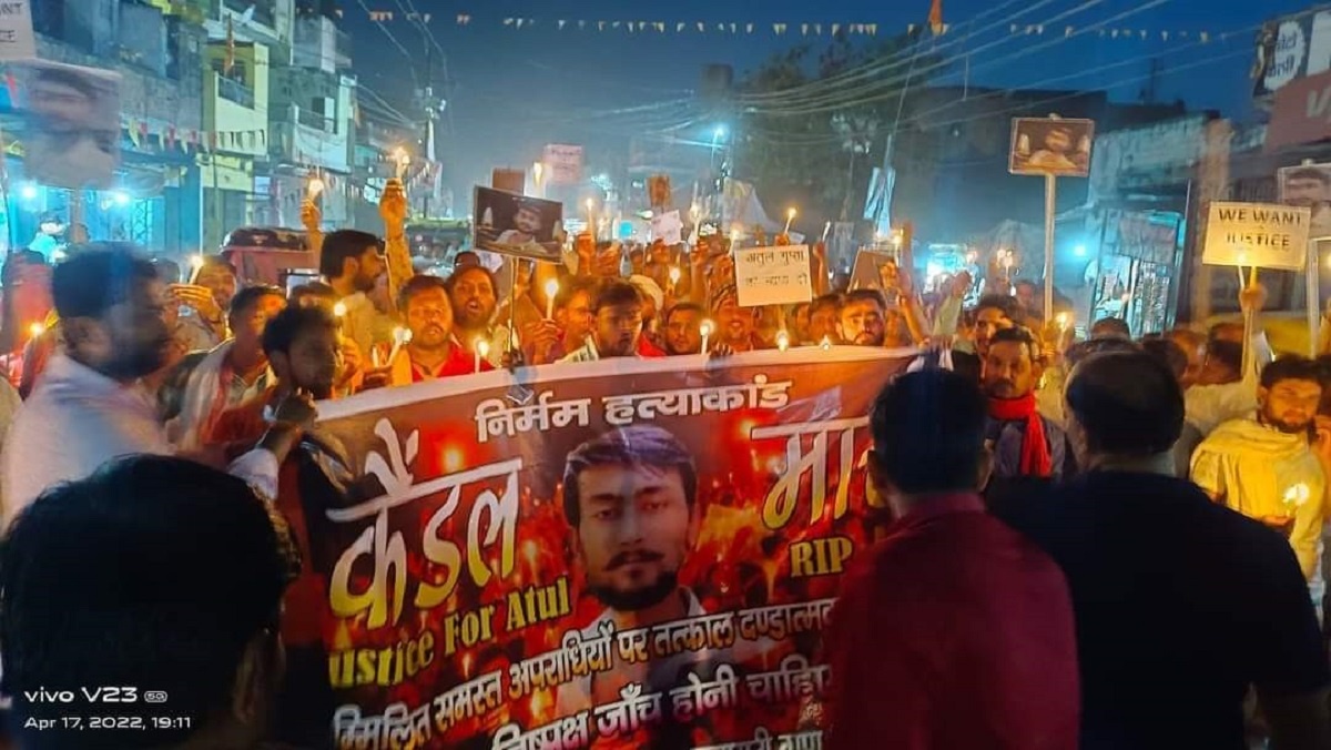 Hundreds of people protest in front of the police station, candle march against Atul murder in Banda