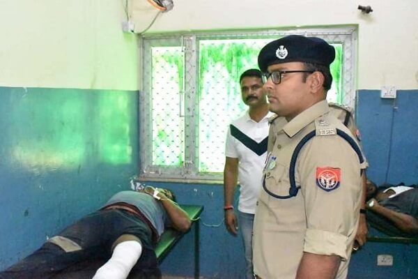 Encounter in Banda, two interstate robbers arrested after being shot, guns and bikes recovered