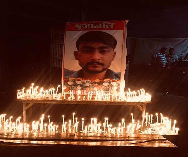 Hundreds of people protest in front of the police station, candle march against Atul murder in Banda