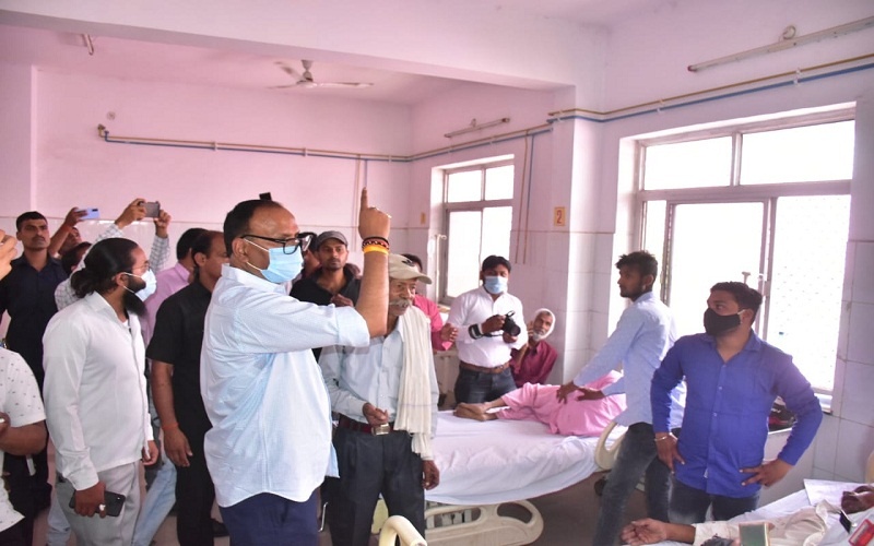 Lucknow : Deputy CM Brajesh Pathak cut slips in Barabanki hospital and cracked down on flaws