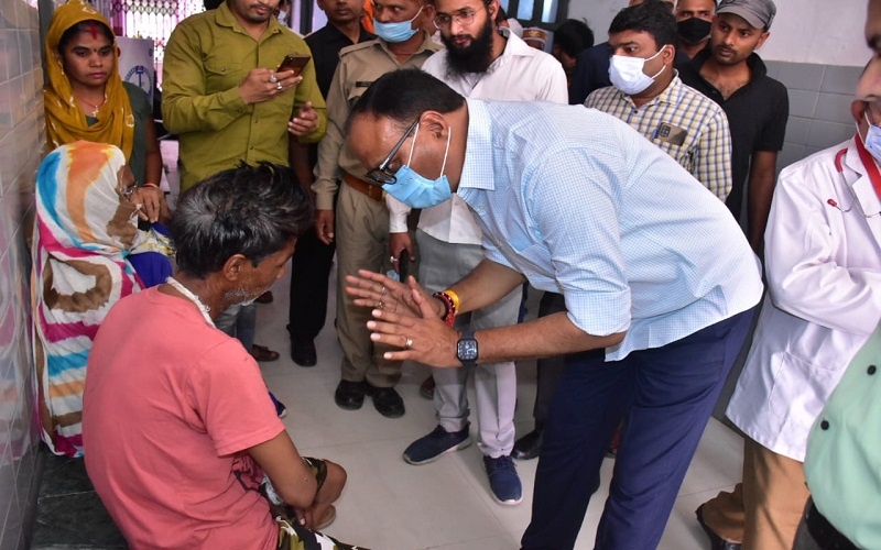 Lucknow : Deputy CM Brajesh Pathak cut slips in Barabanki hospital and cracked down on flaws