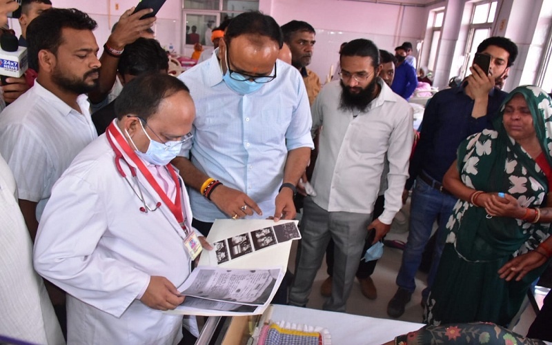 Lucknow : Deputy CM Brajesh Pathak cut slips in Barabanki hospital and cracked down on flaws