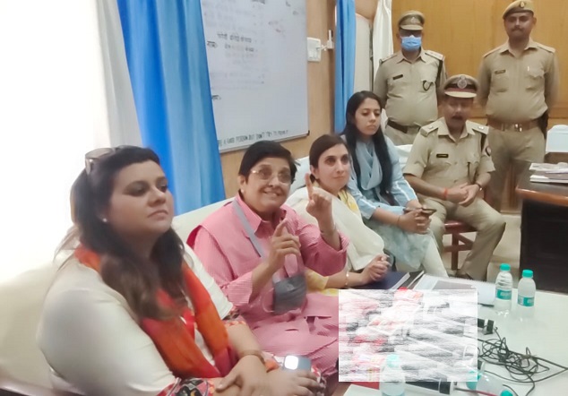 Kiran Bedi in Kanpur, meets female prisoners in jail