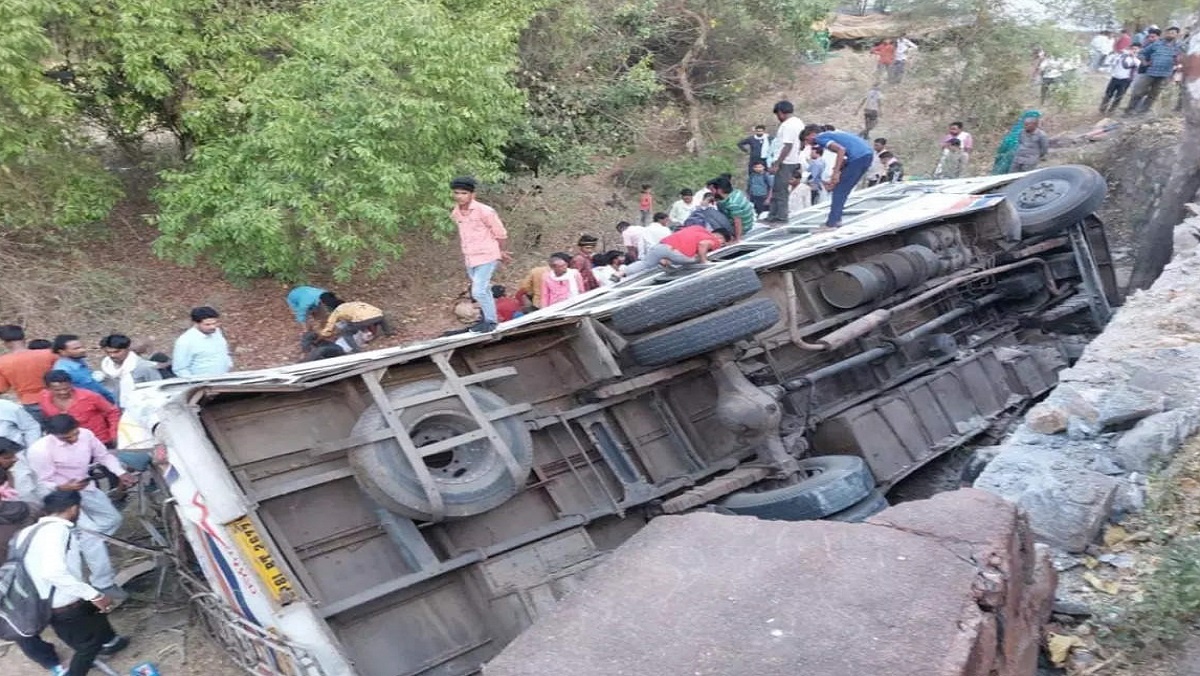 A horrific accident in Lalitpur, bus full of passengers overturned, 4 people died, many injured, CM Yogi mourns