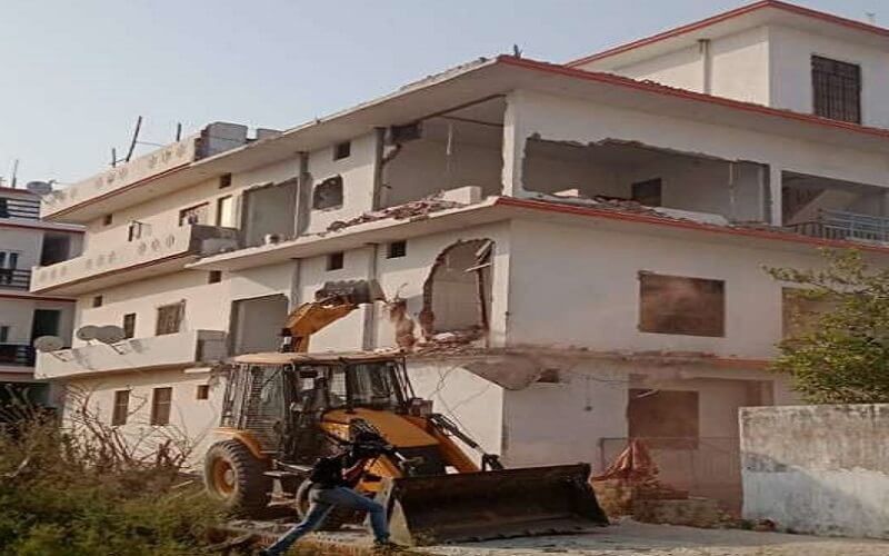 Bulldozer at house of Inspector main accused in murder of Manish Gupta of Kanpur