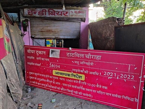 Theft in a beer shop at Kanpur's Tot Mill crossroads