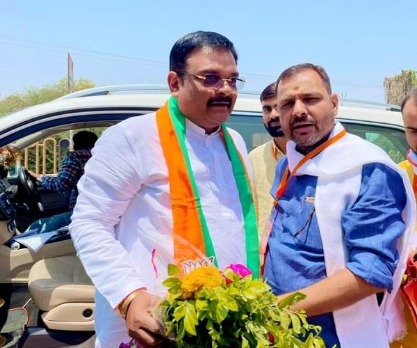 BJP State General Secretary welcomed in Banda, garlanded