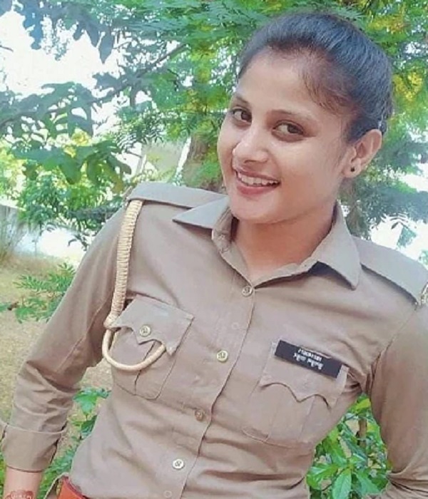 Bijnor : Photo of female constable with gun in hand goes viral, SP orders inquiry