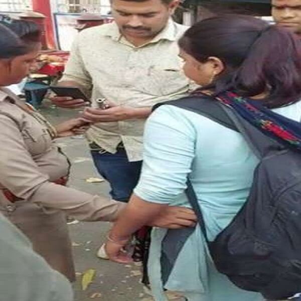 girl student eating with pistol in jeans, was licking on handcart, police arrested in Mainpuri 