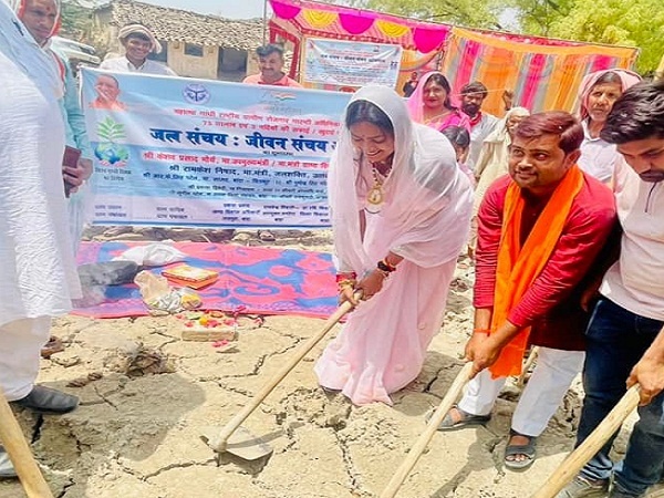 In Banda, JIP member Shweta Singh Gaur started digging pond by running a shovel