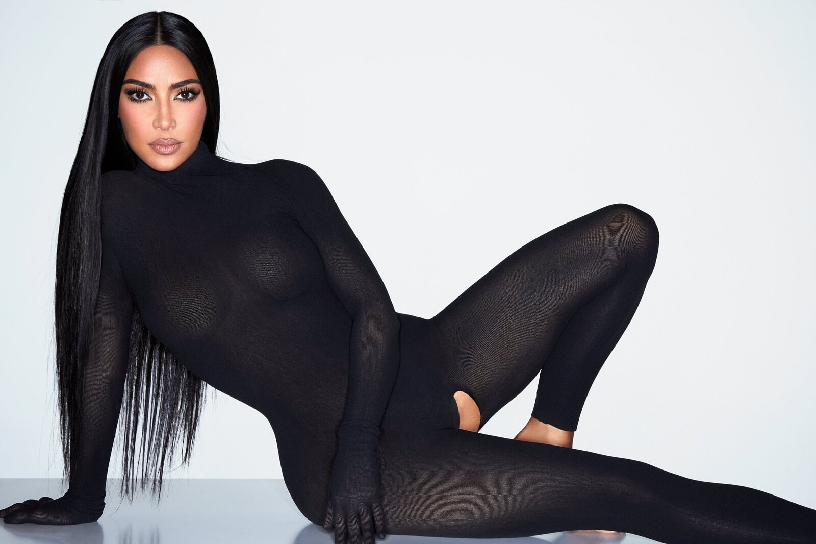 Kim Kardashian increased the beats of fans by sharing photos in a tremendous hot look