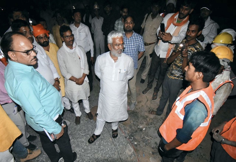 In Banda, Jal Shakti Minister Swatantra Dev Singh's inspection started at night without stopping