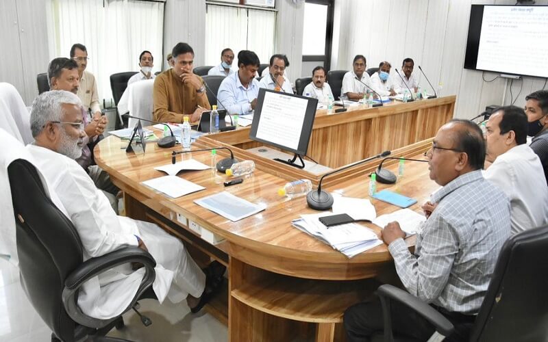 Fast meetings of Jal Shakti Minister Swatantra Dev Singh, instructions given to officers for night rest in villages