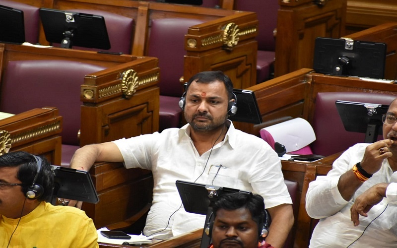 Banda MLA Prakash Dwivedi raised the issue of Banda-Kanpur dilapidated road in assembly