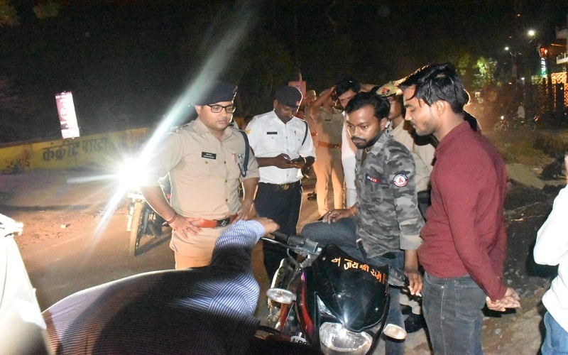 Strong action of Banda SP, himself came down on road with force vehicle ran on mafia