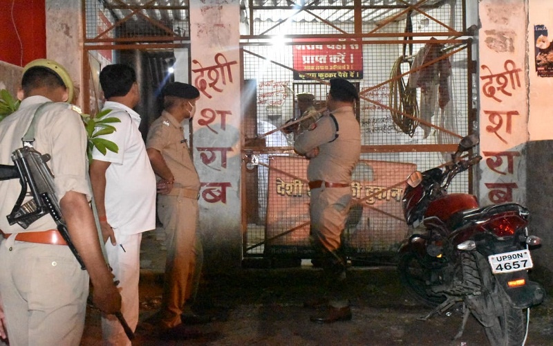 Strong action of Banda SP, himself came down on road with force vehicle ran on mafia