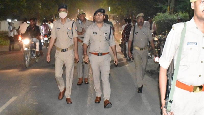 Strong action of Banda SP, himself came down on road with force vehicle ran on mafia