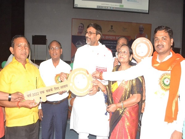 keys of houses were handed over to beneficiaries in Garib Kalyan Sammelan in Banda 