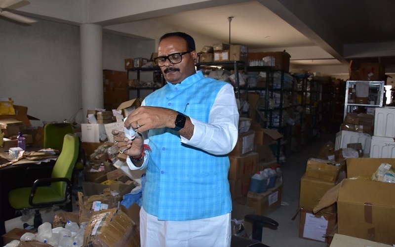 Lucknow : Deputy CM Brajesh Pathak raided, caught expired medicines worth crores