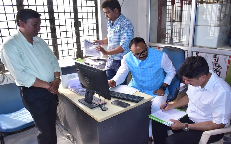 Lucknow : Deputy CM Brajesh Pathak raided, caught expired medicines worth crores