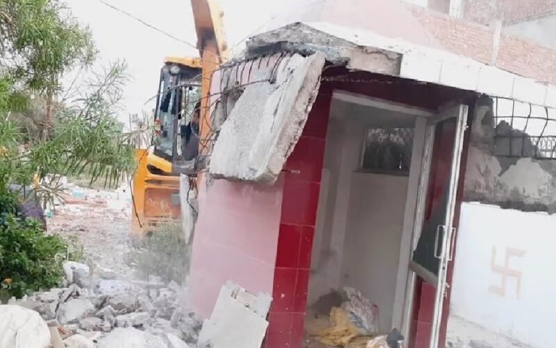 Breaking Bulldozer ran on SP leader's petrol pump in Banda