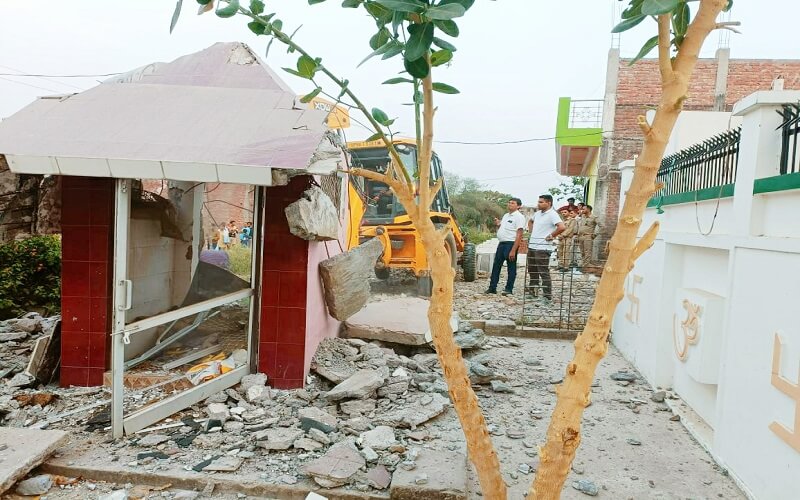 Breaking Bulldozer ran on SP leader's petrol pump in Banda