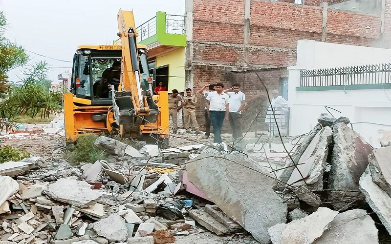 Breaking Bulldozer ran on SP leader's petrol pump in Banda