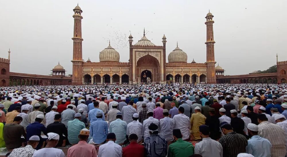Eid being celebrated with great pomp in UP, hugging and congratulating each other