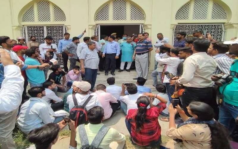 Lucknow : Students protest in university against teacher for controversial speech on Kashi Vishwanath temple
