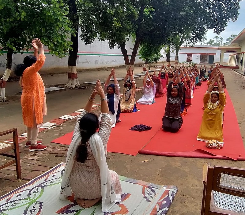 in Bijnor Male and female prisoners did yoga in district jail