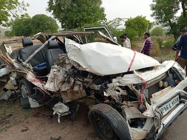 Big accident in Chitrakoot, 4 killed, 1 dozen injured in bus-Bolero collision