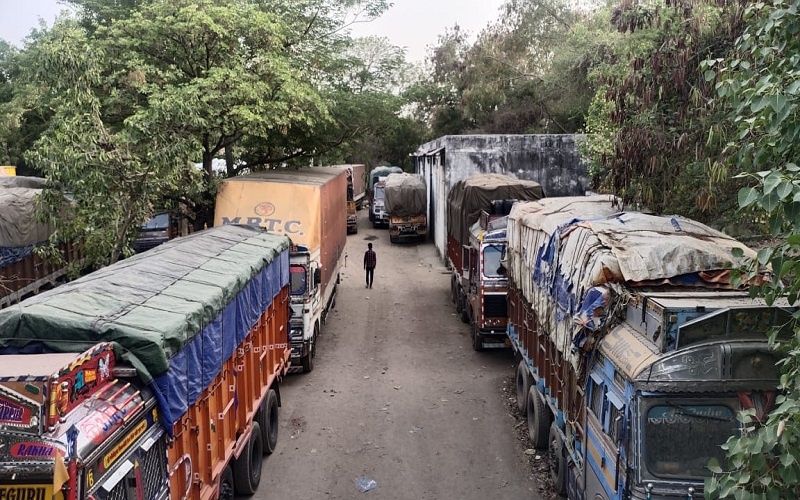 UP : 48-hour strong action of Salestax department, tax evasion of crores caught from 141 trucks in Lucknow-Kanpur